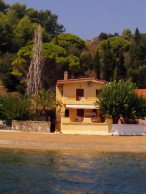 Alekos Beach Houses-Waters Edge